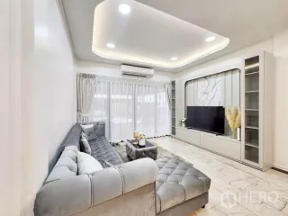 For rent 6 bedrooms townhouse in Huai Khwang, Bangkok