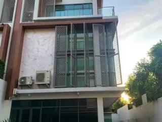 For rent and for sale 3 bedrooms townhouse in Yan Nawa, Bangkok