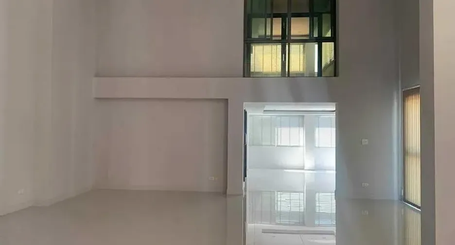 For rent and for sale 3 bedrooms townhouse in Yan Nawa, Bangkok