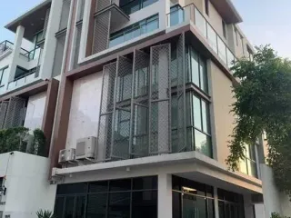 For rent and for sale 3 bedrooms townhouse in Yan Nawa, Bangkok