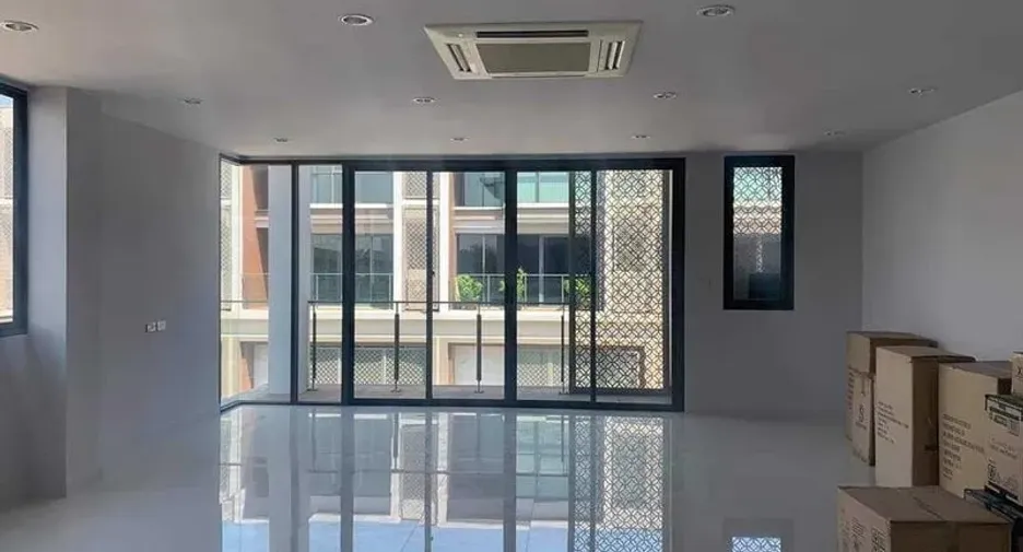 For rent and for sale 3 bedrooms townhouse in Yan Nawa, Bangkok