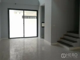For rent 3 bedrooms townhouse in Yan Nawa, Bangkok