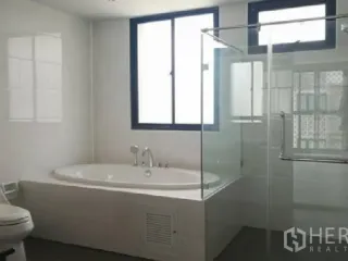 For rent 3 bedrooms townhouse in Yan Nawa, Bangkok