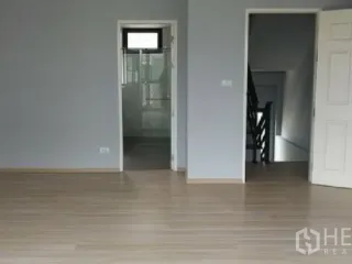 For rent 3 bedrooms townhouse in Yan Nawa, Bangkok