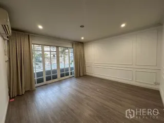 Casa adosada en alquiler de 3 habitaciones en Watthana, Bangkok