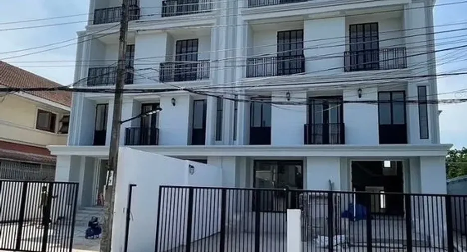For sale 8 bedrooms townhouse in Prawet, Bangkok