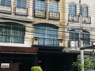 出租 3 卧室 联排别墅 在 Bang Kapi, 曼谷