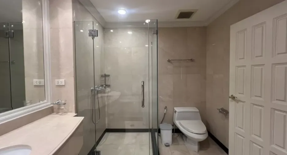 For sale 4 bedrooms townhouse in Phra Khanong, Bangkok