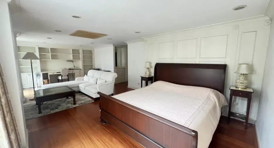 For sale 4 bedrooms townhouse in Phra Khanong, Bangkok