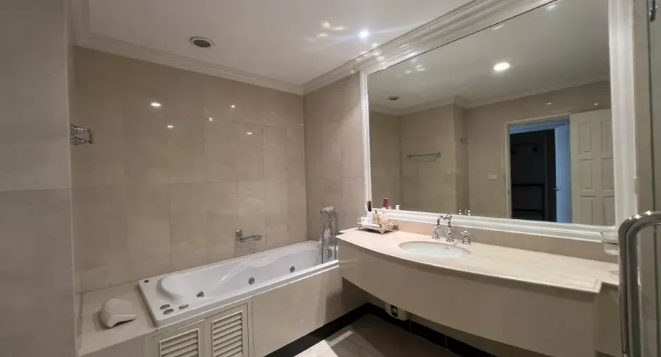 For sale 4 bedrooms townhouse in Phra Khanong, Bangkok