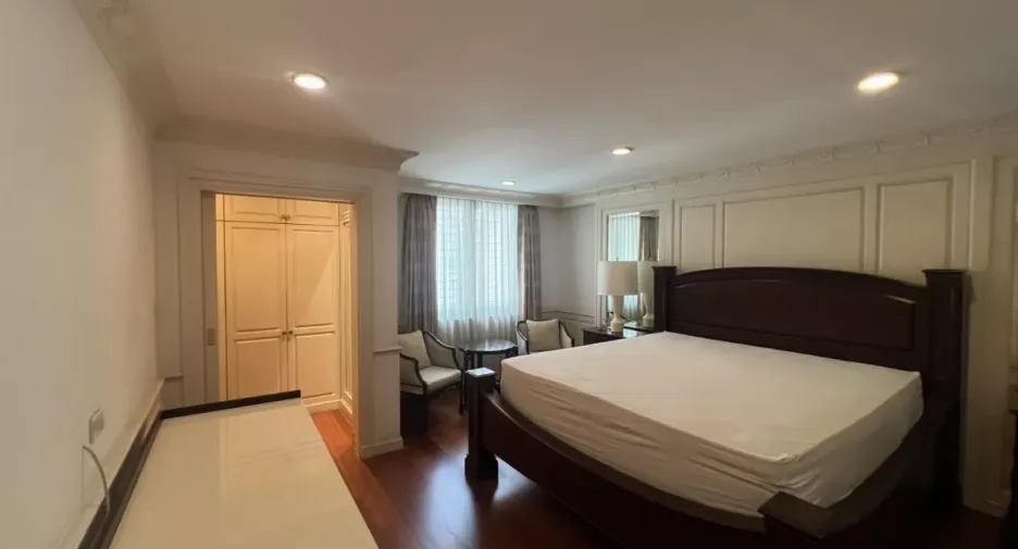 For sale 4 bedrooms townhouse in Phra Khanong, Bangkok