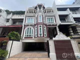 For sale 4 bedrooms townhouse in Bang Na, Bangkok