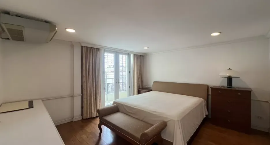For sale 4 bedrooms townhouse in Phra Khanong, Bangkok