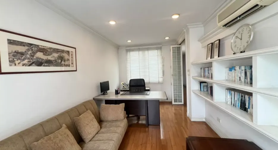 For sale 4 bedrooms townhouse in Phra Khanong, Bangkok
