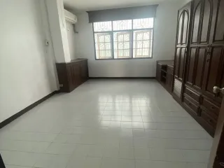 Casa adosada en alquiler de 3 habitaciones en Huai Khwang, Bangkok