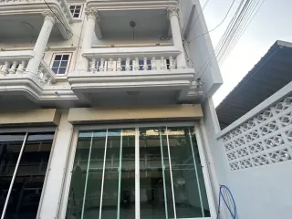 Casa adosada en alquiler de 3 habitaciones en Huai Khwang, Bangkok