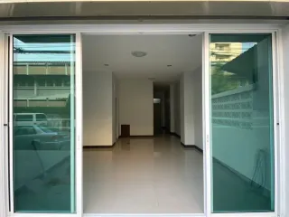 Casa adosada en alquiler de 3 habitaciones en Huai Khwang, Bangkok