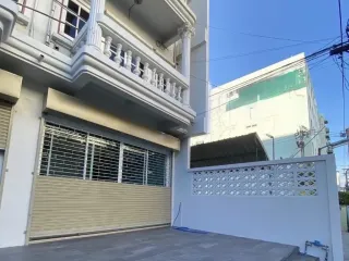 Casa adosada en alquiler de 3 habitaciones en Huai Khwang, Bangkok
