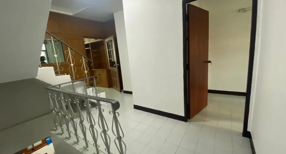 Reihenhaus zur Miete mit 3 Zimmer in Huai Khwang, Bangkok