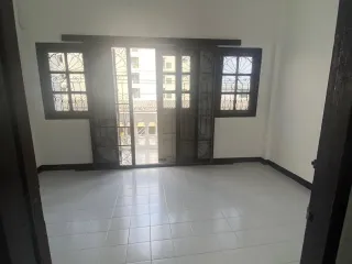 Casa adosada en alquiler de 3 habitaciones en Huai Khwang, Bangkok