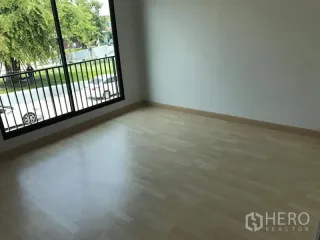 For rent 3 bedrooms townhouse in Suan Luang, Bangkok