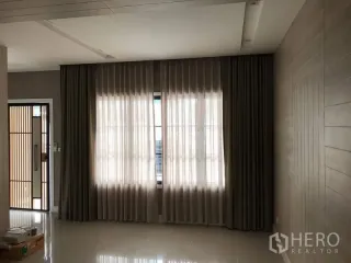 For rent 3 bedrooms townhouse in Suan Luang, Bangkok