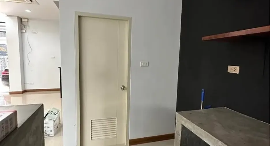 For rent 3 bedrooms townhouse in Pak Kret, Nonthaburi