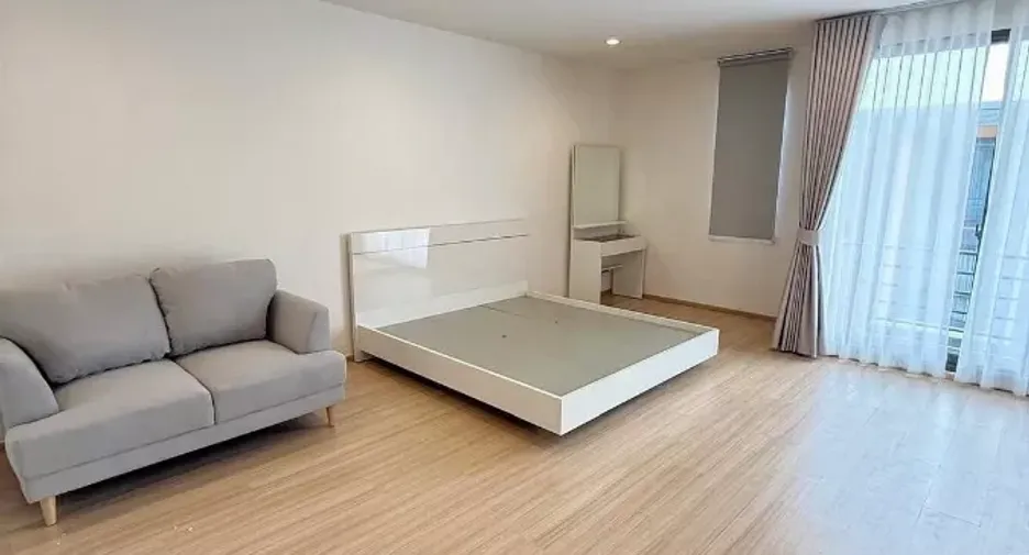 For rent 3 bedrooms townhouse in Suan Luang, Bangkok