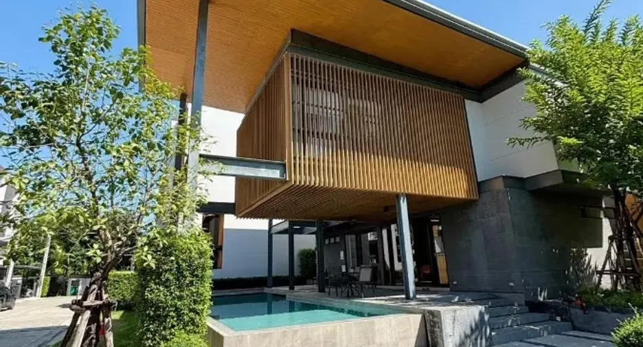 For rent 3 bedrooms townhouse in Suan Luang, Bangkok