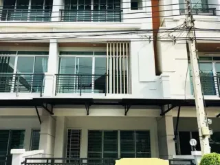 Аренда 3 спальни таунхаус в Пращет, Бангкок