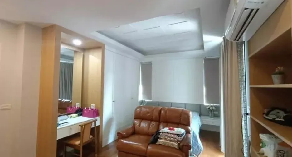 For rent 5 bedrooms townhouse in Yan Nawa, Bangkok