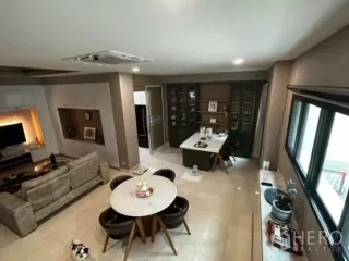 For rent 5 bedrooms townhouse in Yan Nawa, Bangkok
