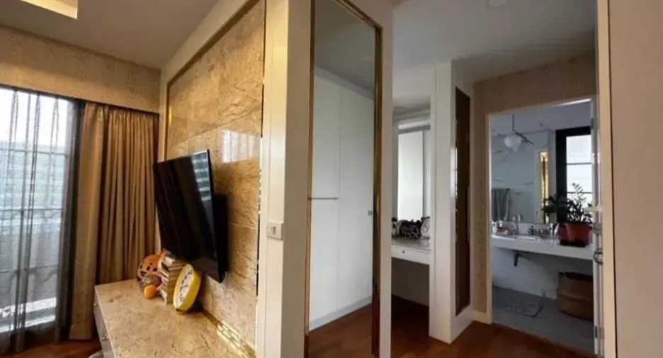For rent 5 bedrooms townhouse in Yan Nawa, Bangkok