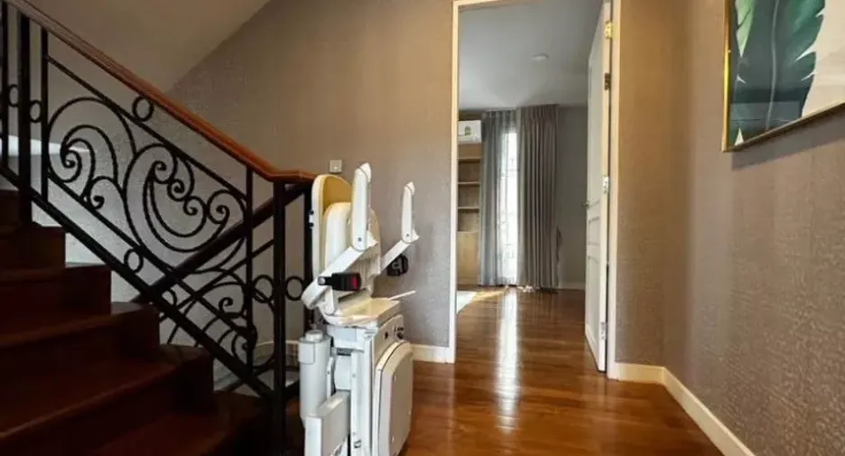 For rent 5 bedrooms townhouse in Yan Nawa, Bangkok
