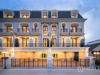 For rent 5 bedrooms townhouse in Yan Nawa, Bangkok