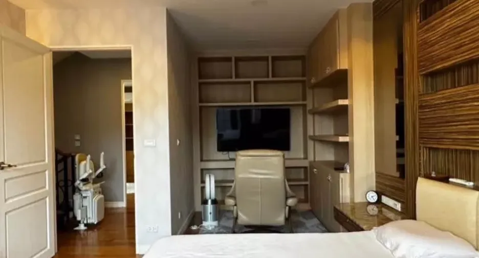 For rent 5 bedrooms townhouse in Yan Nawa, Bangkok