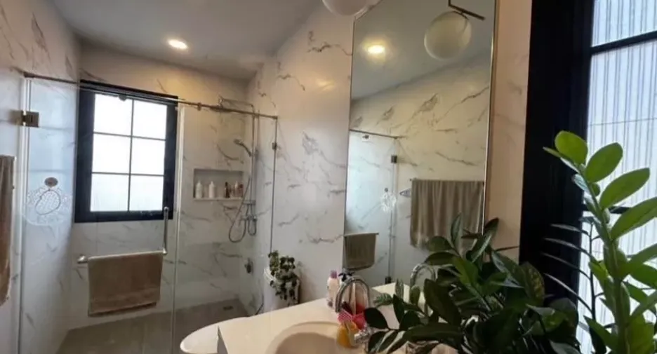 For rent 5 bedrooms townhouse in Yan Nawa, Bangkok