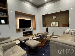 For rent 5 bedrooms townhouse in Yan Nawa, Bangkok