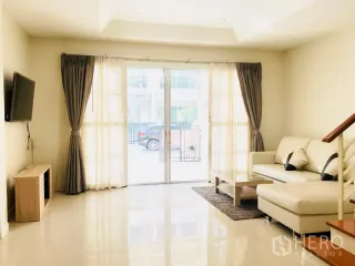 Reihenhaus zur Miete mit 3 Zimmer in Prawet, Bangkok