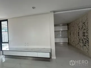 Casa adosada en alquiler de 4 habitaciones en Watthana, Bangkok