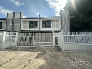 Casa adosada en alquiler de 4 habitaciones en Watthana, Bangkok