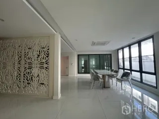 Casa adosada en alquiler de 4 habitaciones en Watthana, Bangkok