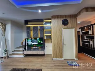 出租 3 卧室 联排别墅 在 Saphan Sung, 曼谷