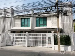 À louer 3 chambres maison de ville à Watthana, Bangkok