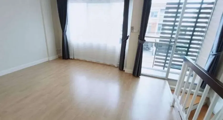 For rent 3 bedrooms townhouse in Bang Kapi, Bangkok