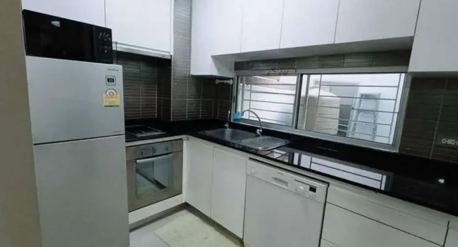 For rent 3 bedrooms townhouse in Bang Kapi, Bangkok