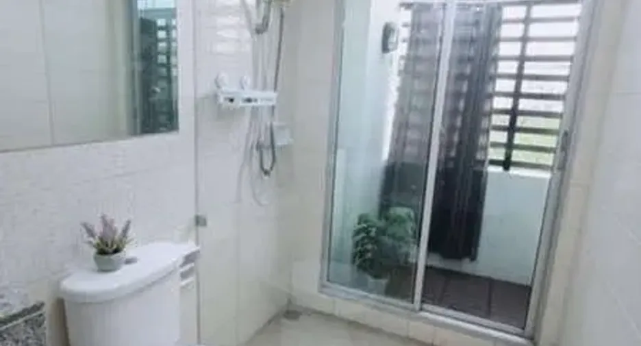 For rent 3 bedrooms townhouse in Bang Kapi, Bangkok
