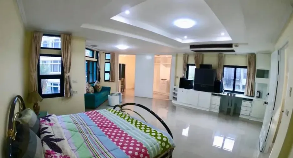 For rent 4 bedrooms townhouse in Watthana, Bangkok