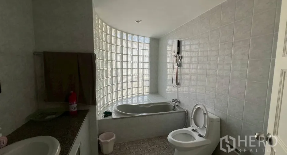 For rent office in Wang Thonglang, Bangkok