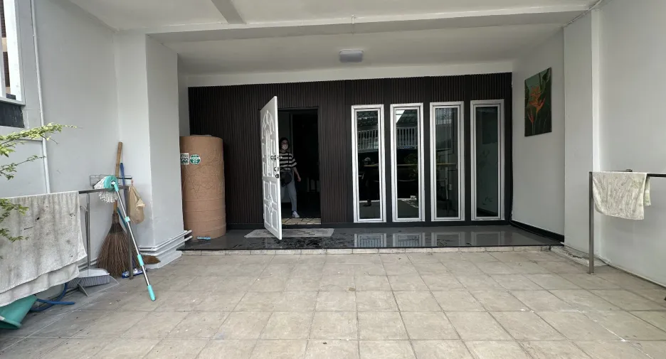 For rent 3 bedrooms office in Khlong Toei, Bangkok